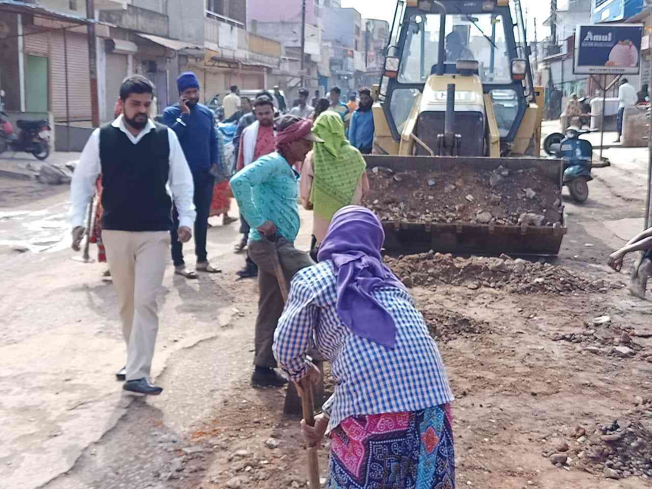 कमर हिला देने वाली सड़क से लोगों को मिला छुटकारा, एल्डरमेन अरविंद की पहल पर विधायक ने दी राशी