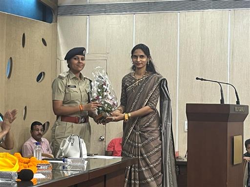 सामाजिक संस्था वक्ता मंच ने 100 महिलाओं को किया सम्मानित, मुख्य अतिथि ने कहा महिलाएं आधी नहीं बल्कि पूरी दुनिया का करती है प्रतिनिधित्व

