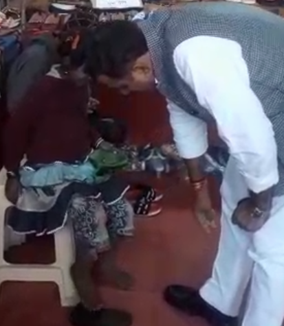 कड़कती ठंड में नंगे पैर भीख मांग रही बच्ची को धर्मेंद्र यादव ने पहनाया जूता-मोजा