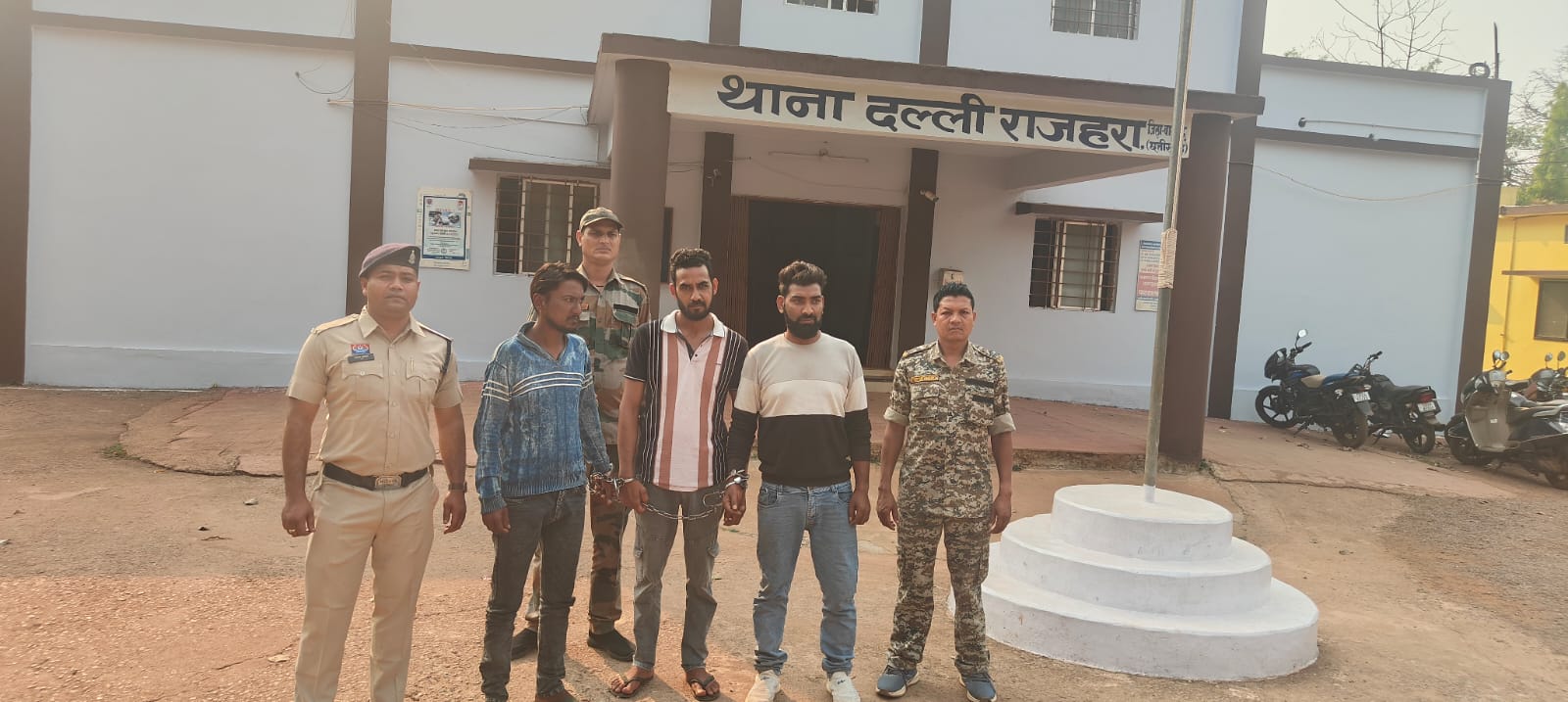 बालोद में दो बड़ी पुलिस कार्रवाई: सामूहिक दुष्कर्म के 2 आरोपी गिरफ्तार, पार्षद पर हमले के 3 आरोपी दुर्ग-धमतरी से दबोचे