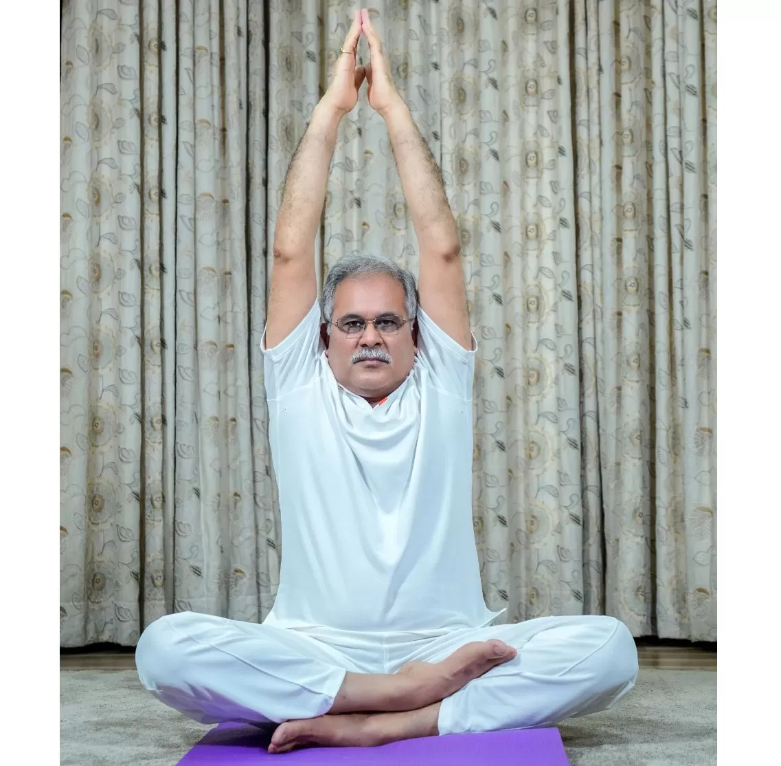 मुख्यमंत्री भूपेश बघेल ने अंतर्राष्ट्रीय योग दिवस पर अपने निवास में किया योगाभ्यास