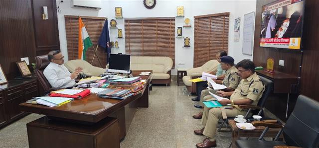 दुर्ग रेंज आईजी द्वारा वीवीआईपी, वीआईपी सुरक्षा और कानून व्यवस्था पर समीक्षा बैठक की गई आयोजित