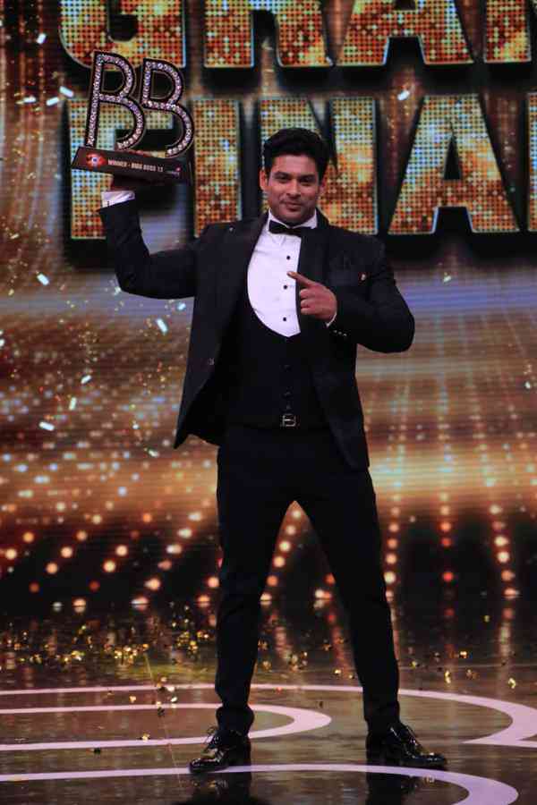 बिग बोस  १३    कीी   टोफी  उठाया   सिदार्थ  शुक्ला ने