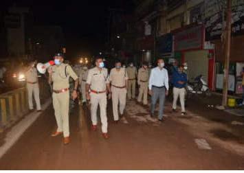 शहर की सड़कों पर आधी रात पैदल निकले कलेक्टर , एसपी !
