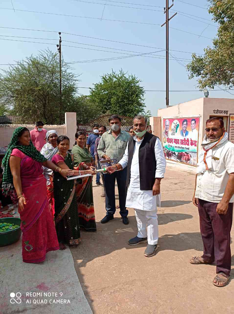 भूपेश के गोबर न्याय योजना में तैयार हो रहे गोबर के दीये ,कांग्रेस नेता धर्मेंद्र यादव ने दिया आज 50 हजार का आर्डर......
