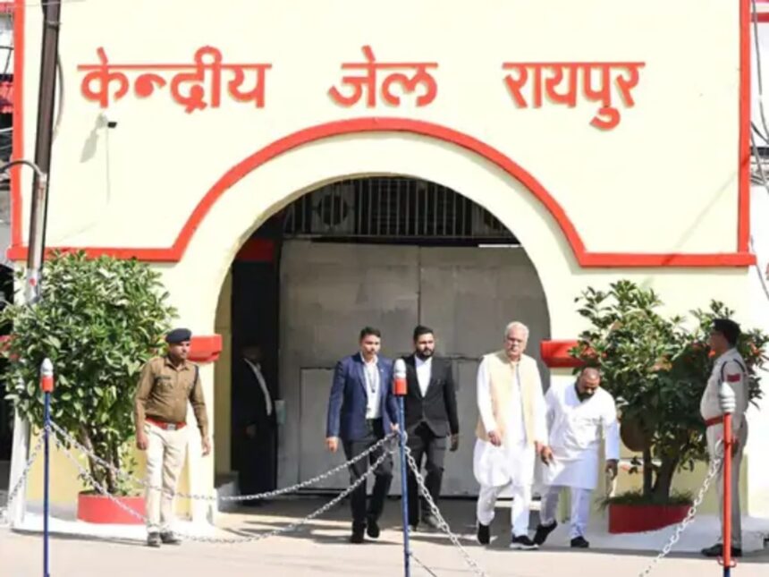 कवासी लखमा से मिलने सेंट्रल जेल पहुंचे भूपेश बघेल, कांग्रेस नेताओं के साथ की मुलाकात