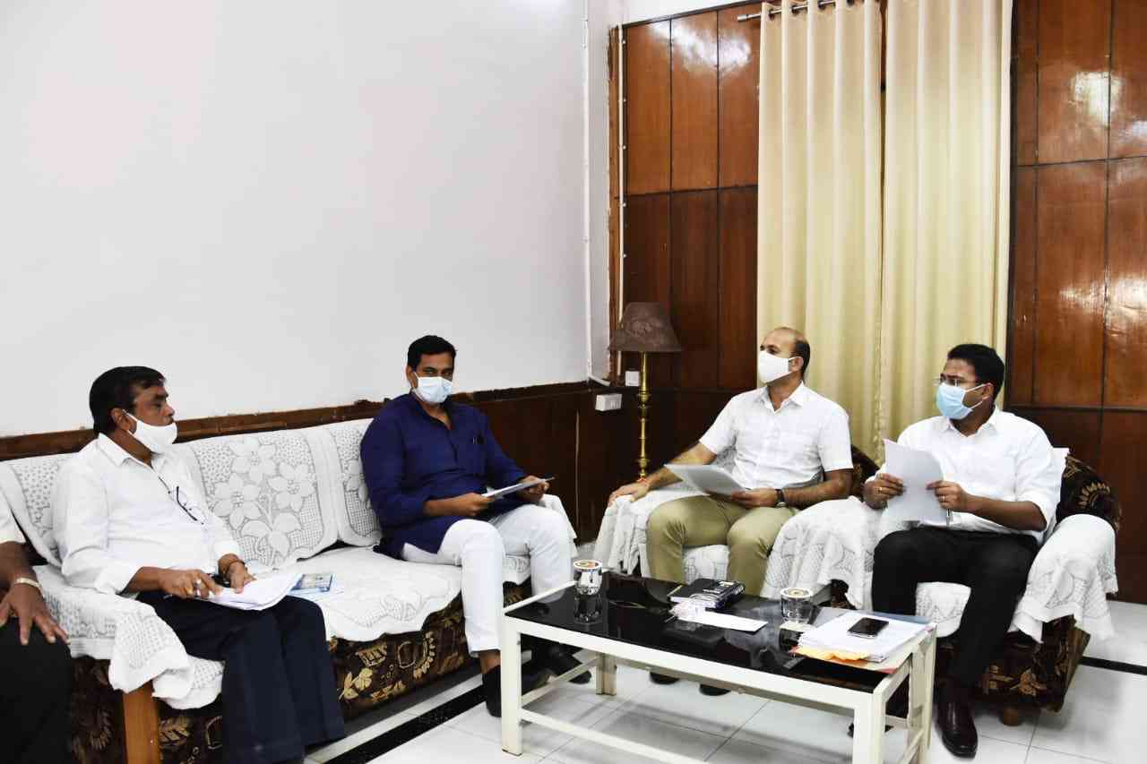 भिलाई के विधायक एवं महापौर देवेंद्र यादव ने टाउनशिप के व्यवस्था को लेकर बीएसपी अधिकारियों के लिए बैठक।
