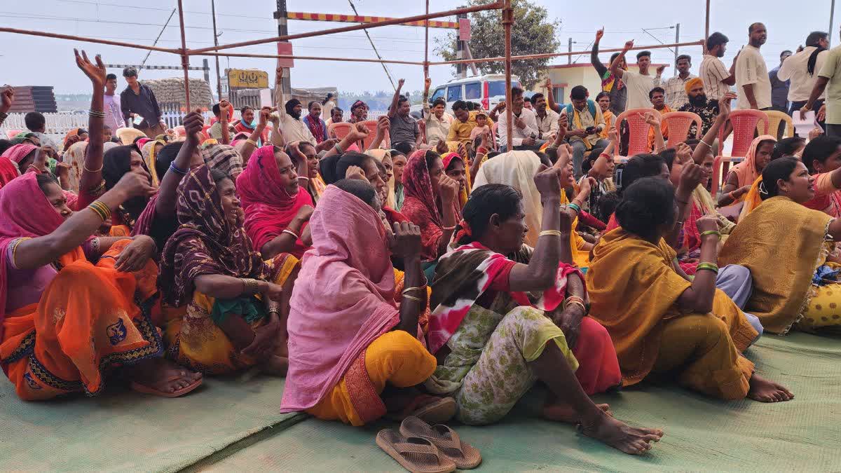 जगदलपुर में NMDC के खिलाफ ग्रामीणों का आंदोलन: डोंगरीगुड़ा रेलवे साइडिंग पर काम ठप, 3.31 करोड़ की राशि पर विवाद