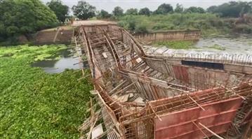 पहली बारिश में ढहा ब्रिज, प्रशासन की खुली पोल, 16 करोड़ की लागत से बना पुल