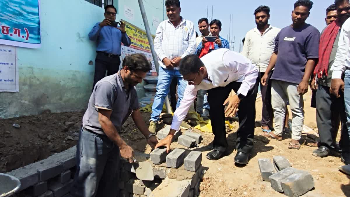 बलौदाबाजार में जल संरक्षण को बढ़ावा, कलेक्टर कुलदीप शर्मा ने ग्रामीणों के साथ किया श्रमदान; ‘मोर गांव मोर पानी अभियान 2.0’ को मिली गति