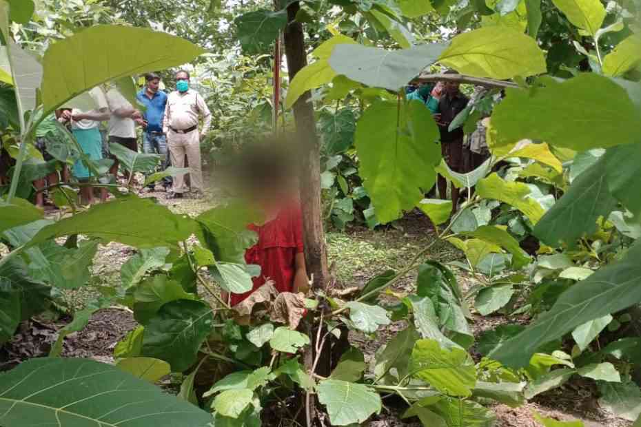 महिला की पेड़ से लटकी हुई लाश मिली मर्डर या सुसाइड पुलिस जांच में जुटी! 