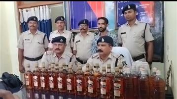 अवैध तस्करी करते युवक गिरफ्तार, 33 बोतल अंग्रेजी शराब हुआ जप्त, आरपीएफ एवं जीआरपी पुलिस ने की कार्यवाही