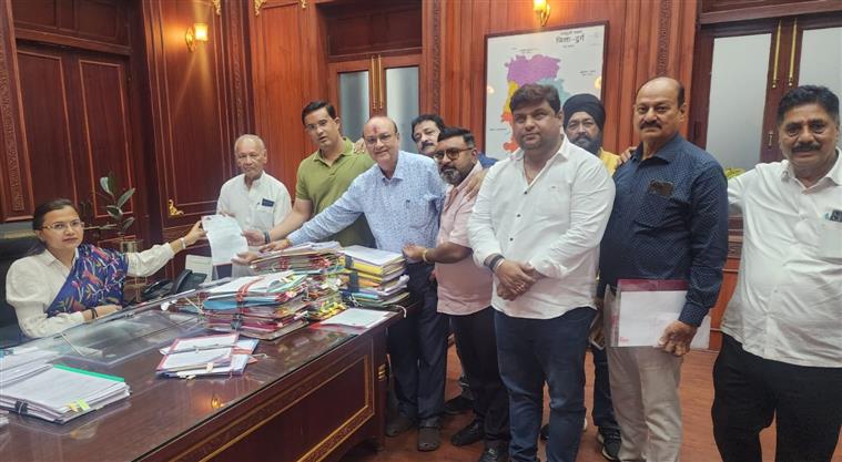 भिलाई ट्रक ट्रेलर ट्रांसपोर्ट एसोसिएशन ने विभिन्न मांगों को लेकर कलेक्टर को सोपा ज्ञापन