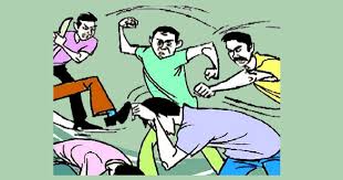दो  गुटों की मारपीट ऐसी गरमाई थाने पहुंचे कांग्रेसी व भाजपाई
