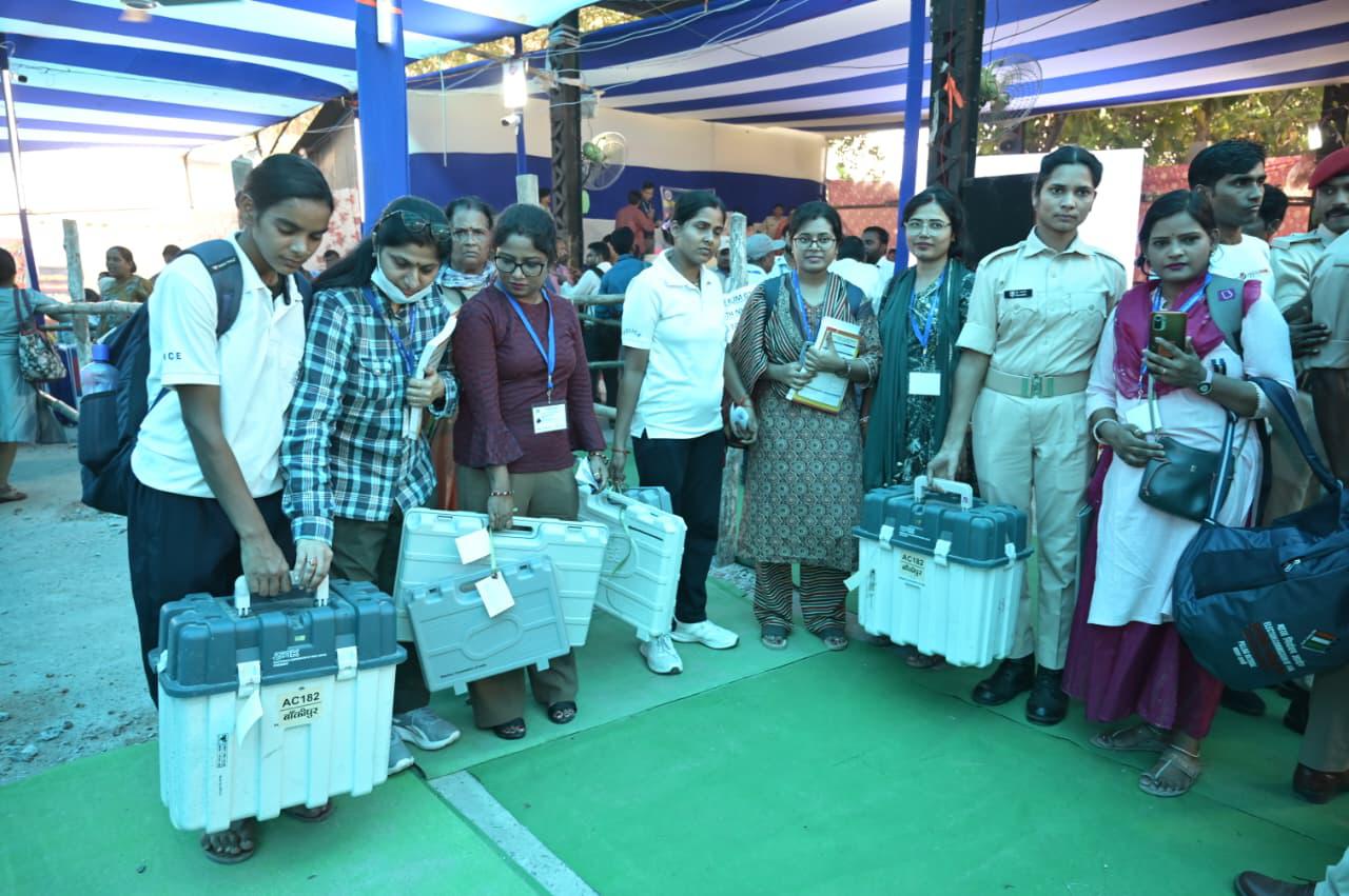 बिहार चुनाव 2025 : प्रथम चरण के मतदान के लिए सब तैयार, लोकतंत्र के पर्व में बढ़ चला बिहार — 18 जिलों की 121 सीटों पर जारी है वोटिंग