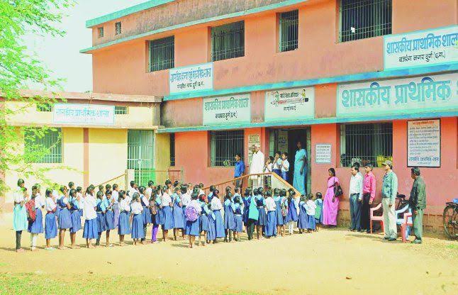 दुर्ग जिले के 179 स्कूलों में 10वी और 12वी बोर्ड कक्षा के 8 हजार छात्रों को दी जा रही है स्पेशल कोचिंग